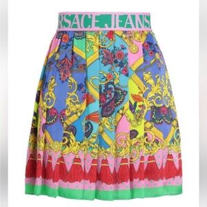 NWT Versace Jeans Couture Women’s Pink Mini Skirt. Size 2